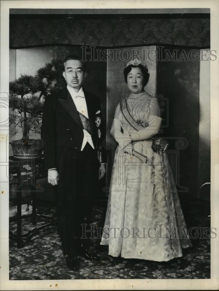 1956 Press Photo Emperor Hirohito, Empress Nagako shown in their formal attire