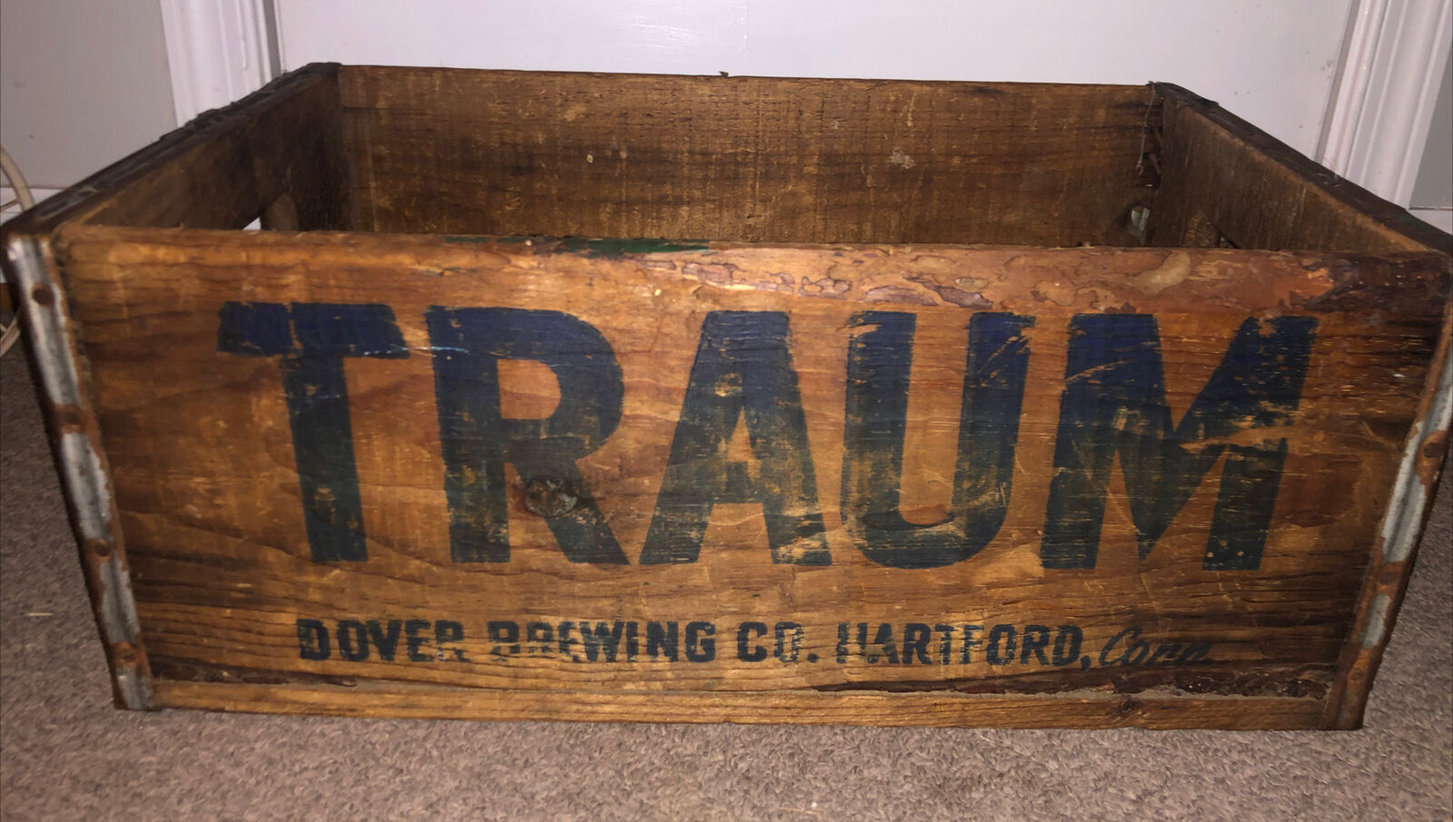 VINTAGE 40S TRAUM DOVER BREWING CO. METAL BANDED WOOD BEER CRATE HARTFORD, CT