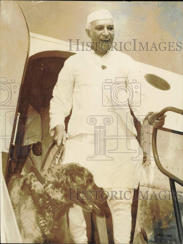 1961 Press Photo India\'s Prime Minister Shri Nehru with His Dog at Palam Airport