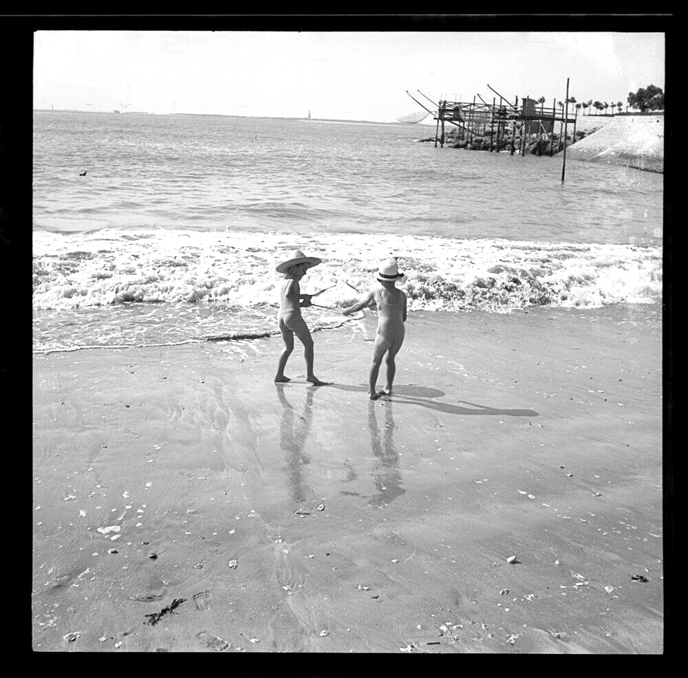 Kids beach sea games shirt hat. France, 1930. 6x6 Negative Photo. N136