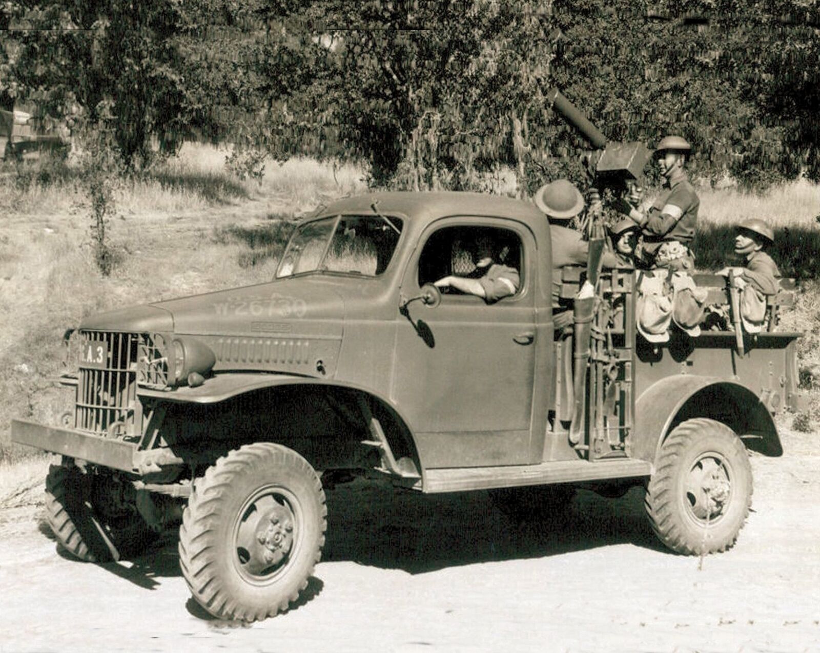 Early WW2 US ARMY MACHINE GUN JEEP Photo (198-n)