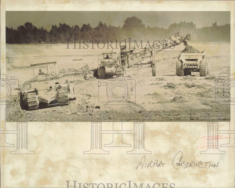1974 Press Photo Ongoing construction of Charlotte's Douglas Airport runway