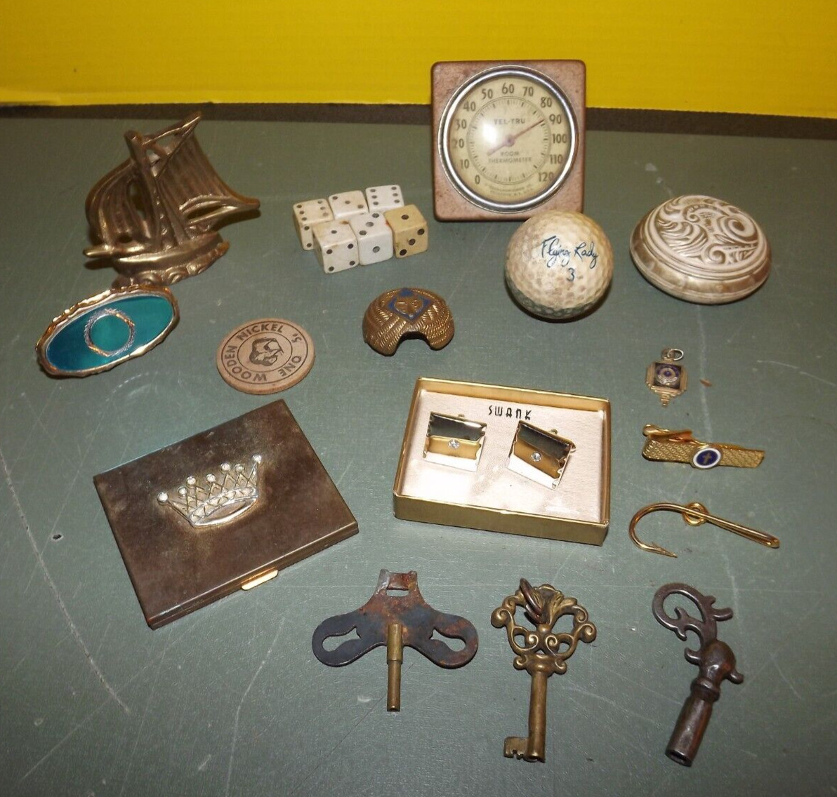 Lot 21 pc Vintage Junk Drawers Miscellaneous Items-Brass/Compact/Clock Keys/Etc