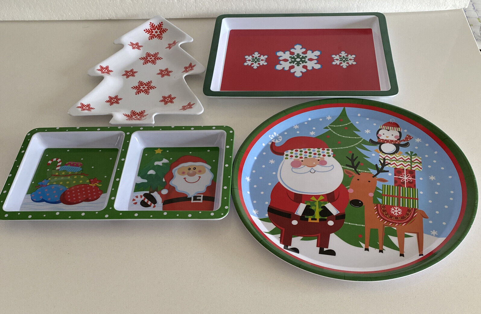 4 pc mixed lot of Plastic Christmas Serving Trays Round Rectangle Tree Xmas