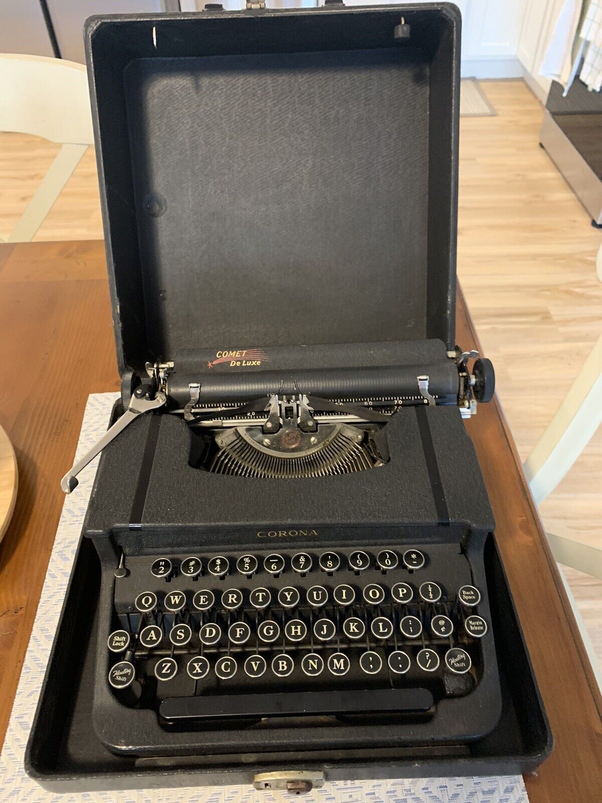 Vintage 1940's Corona COMET Deluxe portable typewriter (w) case, works fine