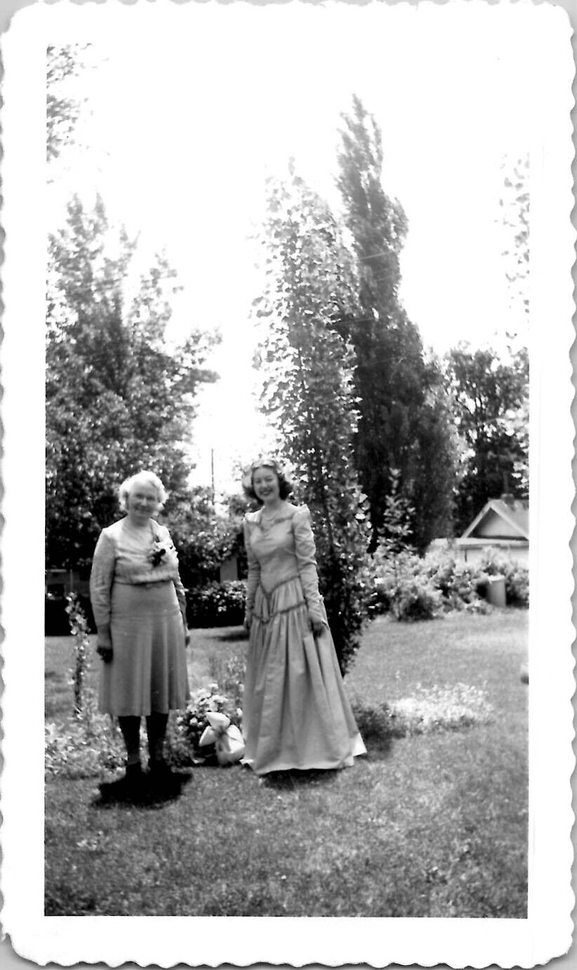 Minneapolis MN Beautiful Young Woman in the Garden Fashion 1940s Vintage Photo