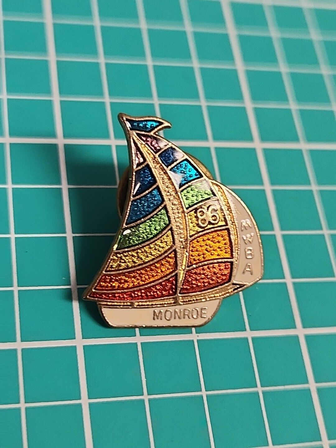 Vintage 1986 Mwba Monroe Rainbow Sail Boat Gold Tone Lapel Pin Hat Pin Tie Tac