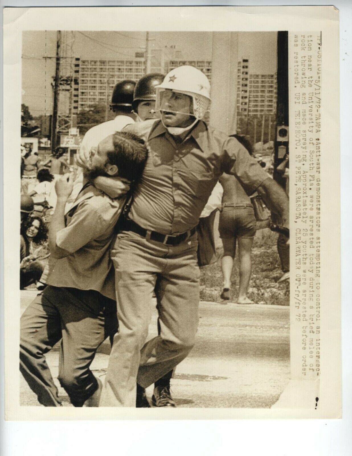 anti-war demonstrator South Florida 1972 Press Photo Policemen forcibly remove 