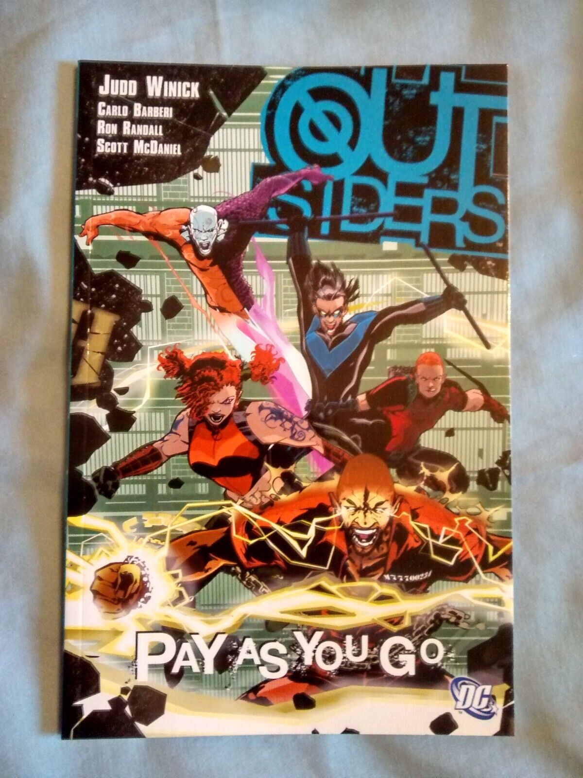 The OUTSIDERS Book 6: Pay As You Go- Judd Winnick et al, \'07 DC 1st Print *NEW
