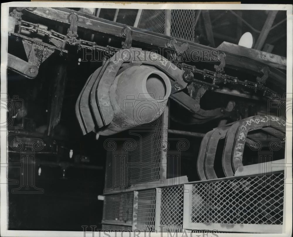 1942 Press Photo Conveyor Lifts 500-lb Demolition Bomb Forging From Furnace
