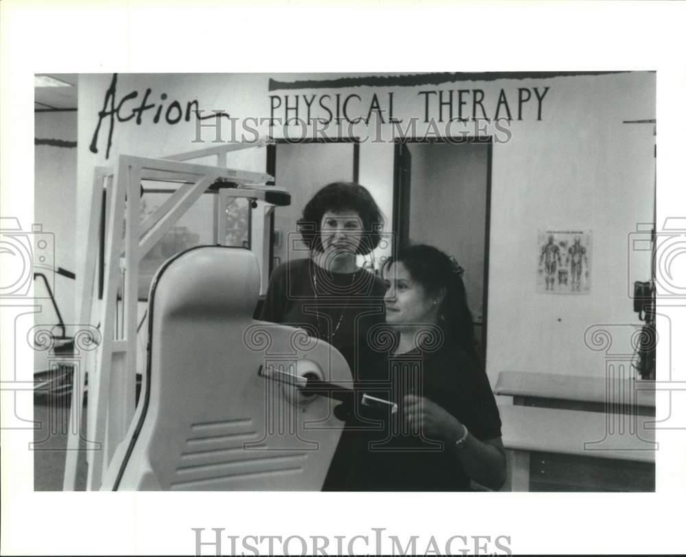 1992 Press Photo Therapist Works With Patient at U.S. Physical Therapy, Houston