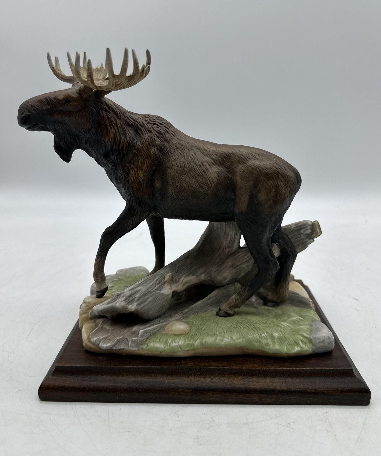 Homco Masterpiece Porcelain Timberland Moose 1995 Figurine Decor With Base