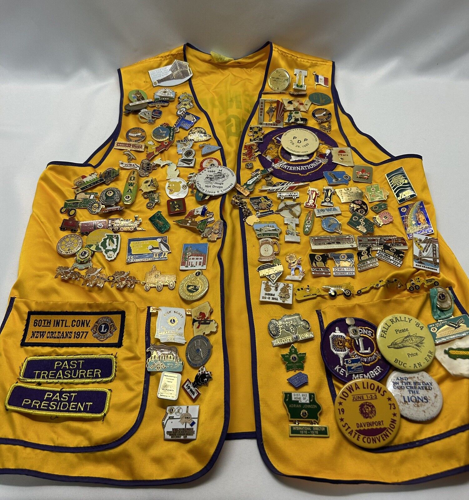 Vintage 1970\'s Lions Club International Vest & Patches Plus 100+ Pins IOWA Sz M