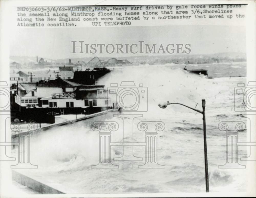 1962 Press Photo Surf pounds seawall along Winthrop, flooding area homes, MA