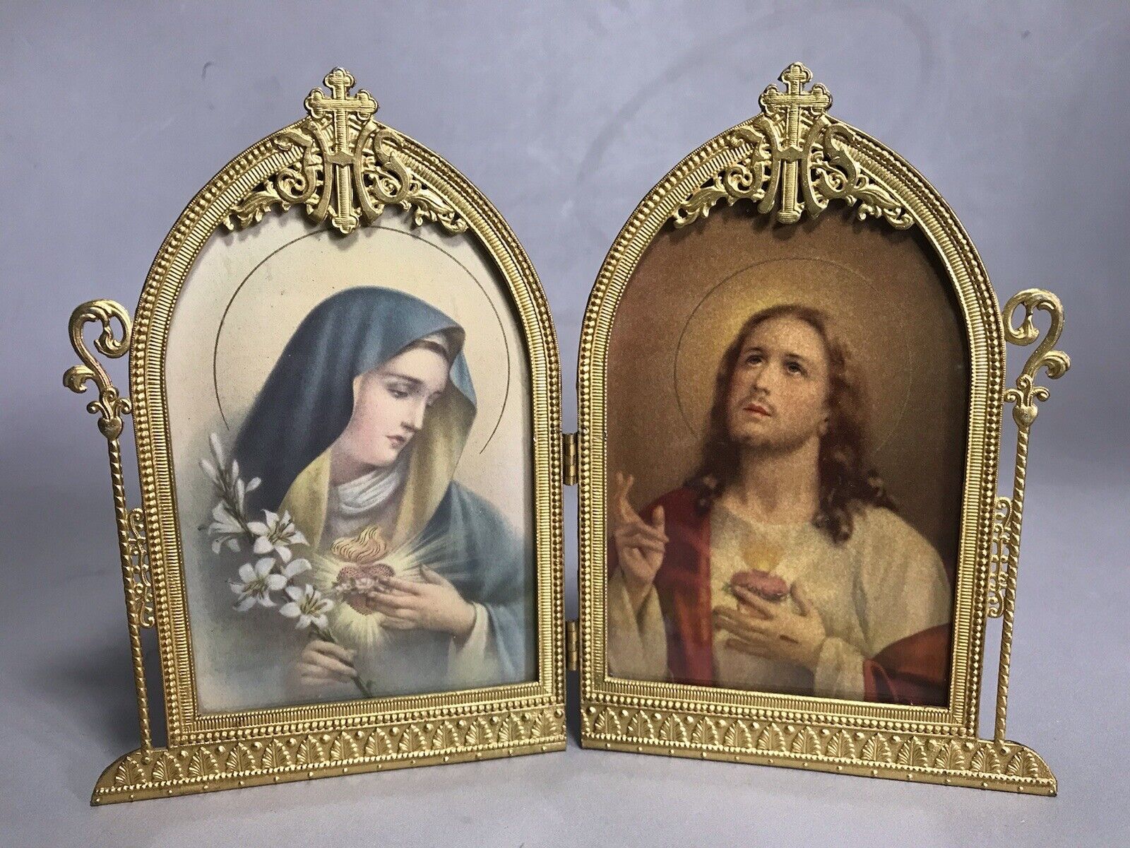 Double Hinged Stand Up ORNATE BRASS FRAME & Jesus and Mary Sacred Heart Prints