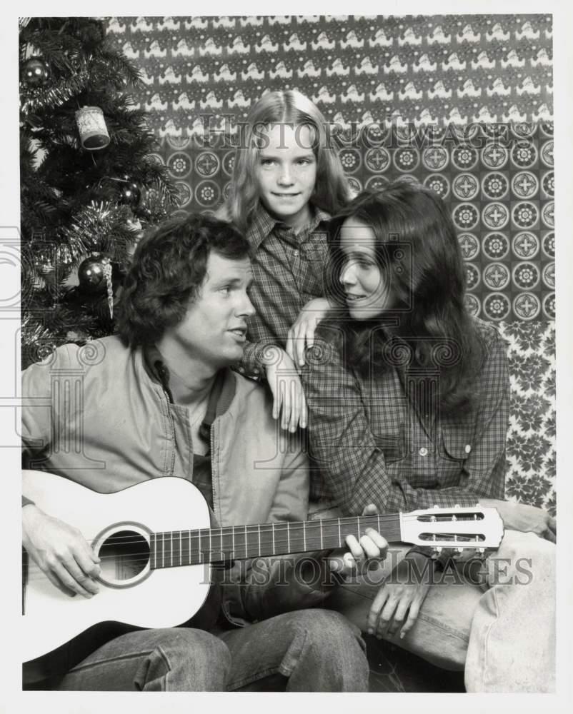 Press Photo Cliff DeYoung, Elizabeth Cheshire and Barbara Hershey sing in scene