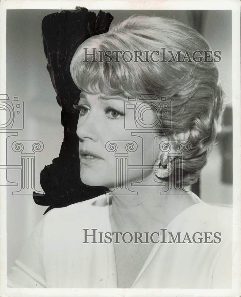 1975 Press Photo Actress Anne Baxter, victim of robbery in Toronto. - afa66817
