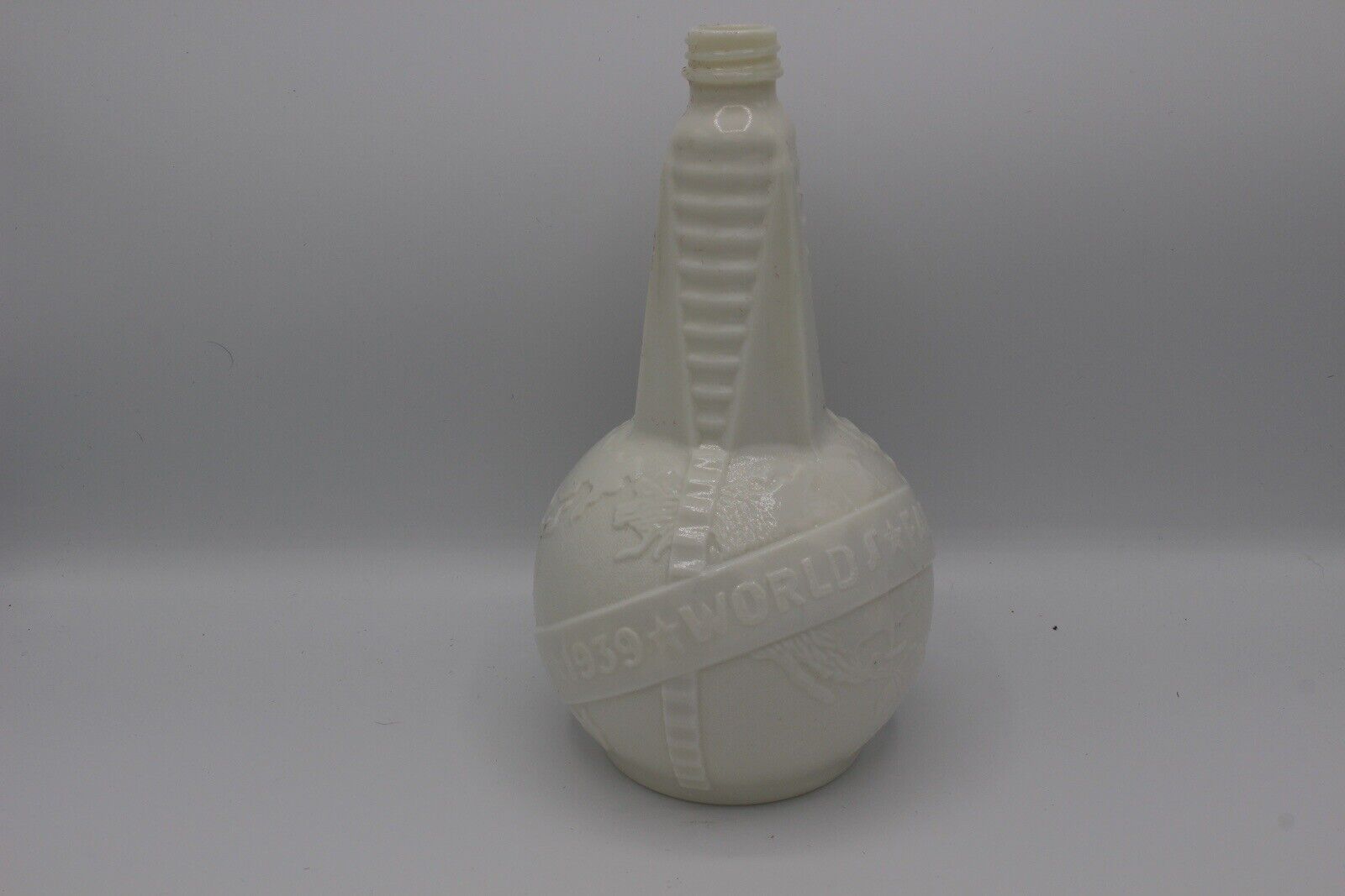 Vintage 1939 New York WORLD'S FAIR Milk Glass Uranium GLOBE Bottle/Decanter