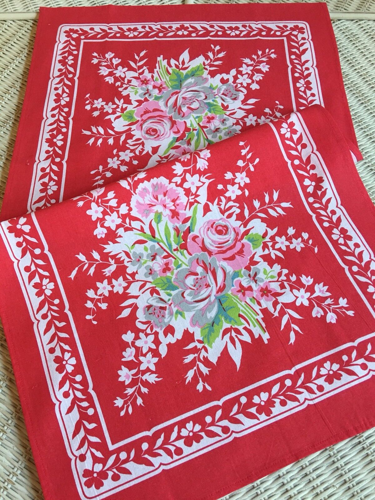 New LuRay Vintage Style Pretty Kitchen Tea Towel - Beautiful RED Floral Print