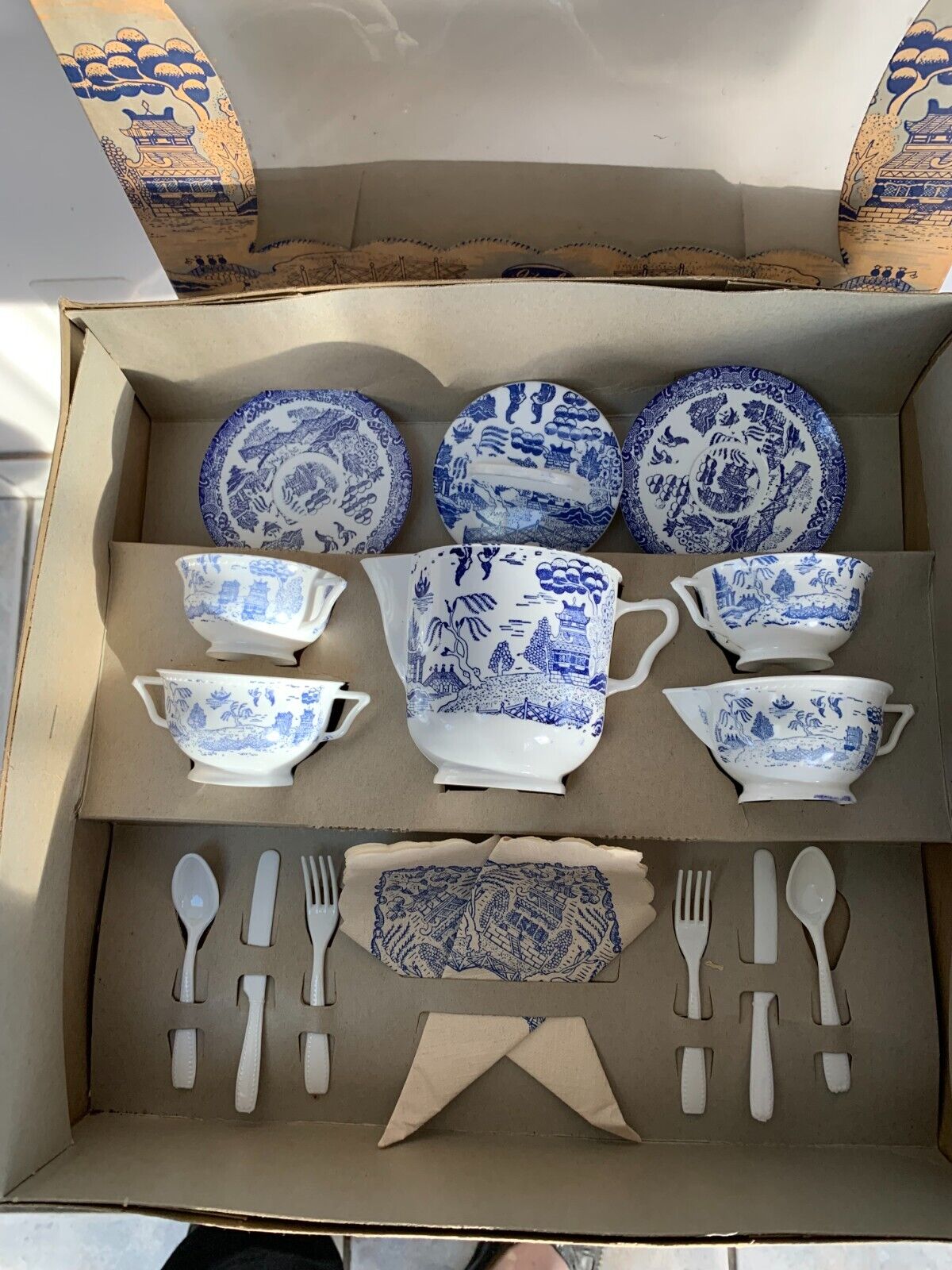 Vtg. 1950\'s Blue Willow Tea Set Boxed Cups Pot Creamer Cutlery Napkins Story Inc