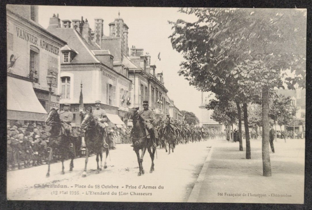 CPA 28 - CHÂTEAUDUN - Place du 18 October - Prise d'Armes 15th Chasseurs - 1916