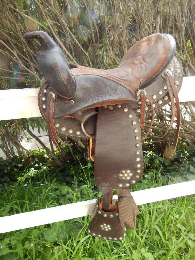 ANTIQUE WESTERN CHILD\'S COWBOY COWGIRL STUDDED WESTERN SADDLE - CLASSIC OLD EX.