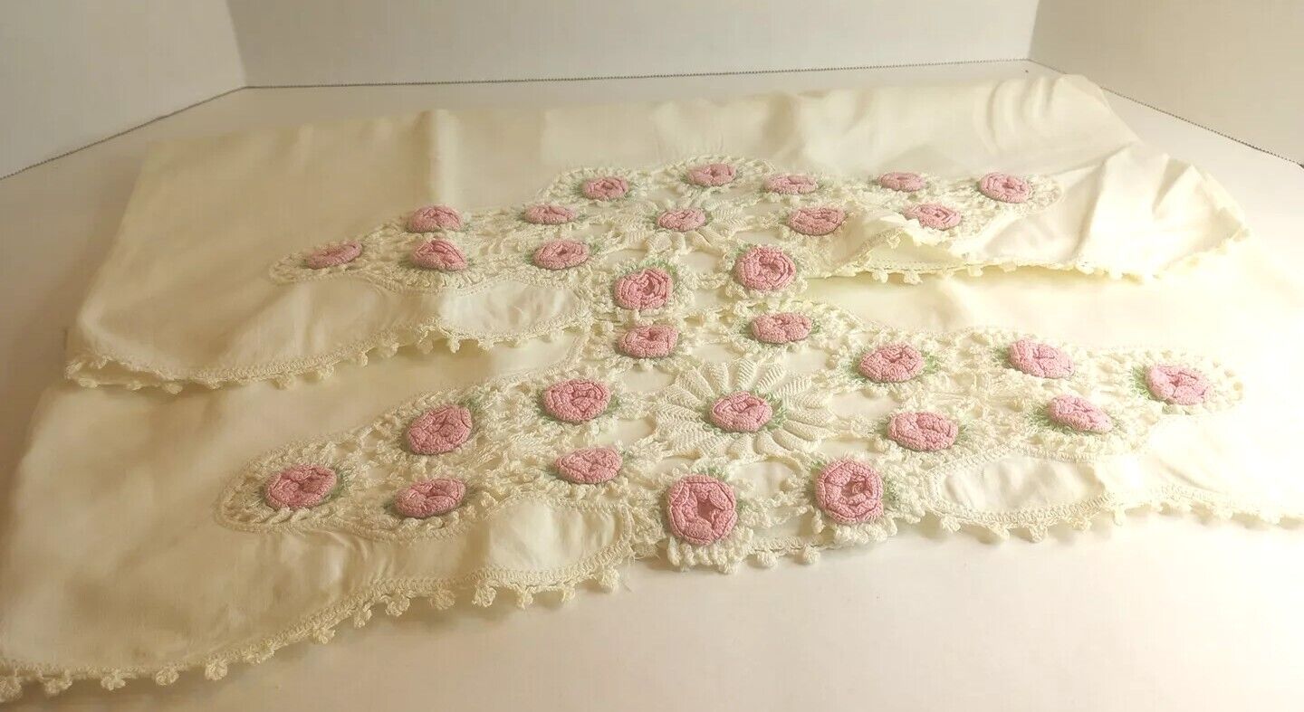 Vintage Set Of 2 Crocheted Embroidered Pillowcases Crochet Edge Floral 32x21 In