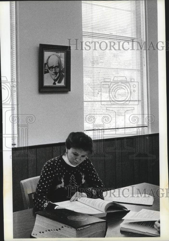 1990 Press Photo Kim Dunn studies for the Bar at Gonzaga Law School Library