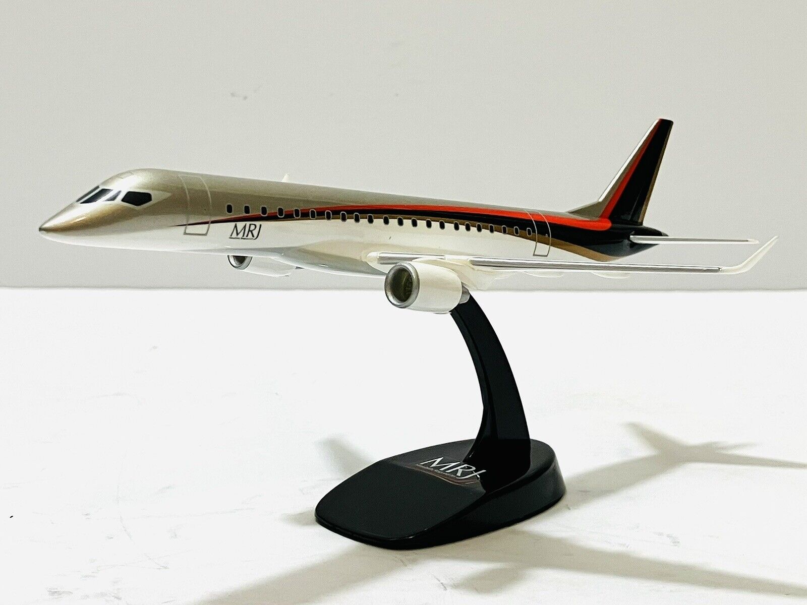 Mitsubishi Regional Jet Desk Model By Pacmin