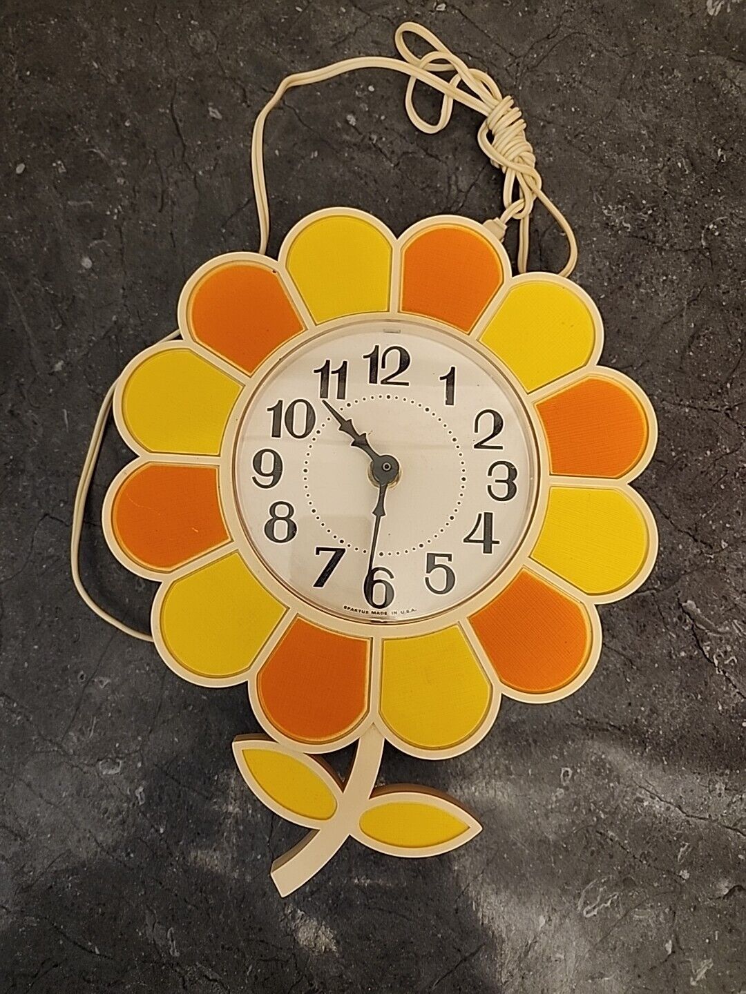 Vintage MCM Spartus Flower Daisy Clock Yellow Orange Petals Rare Read 