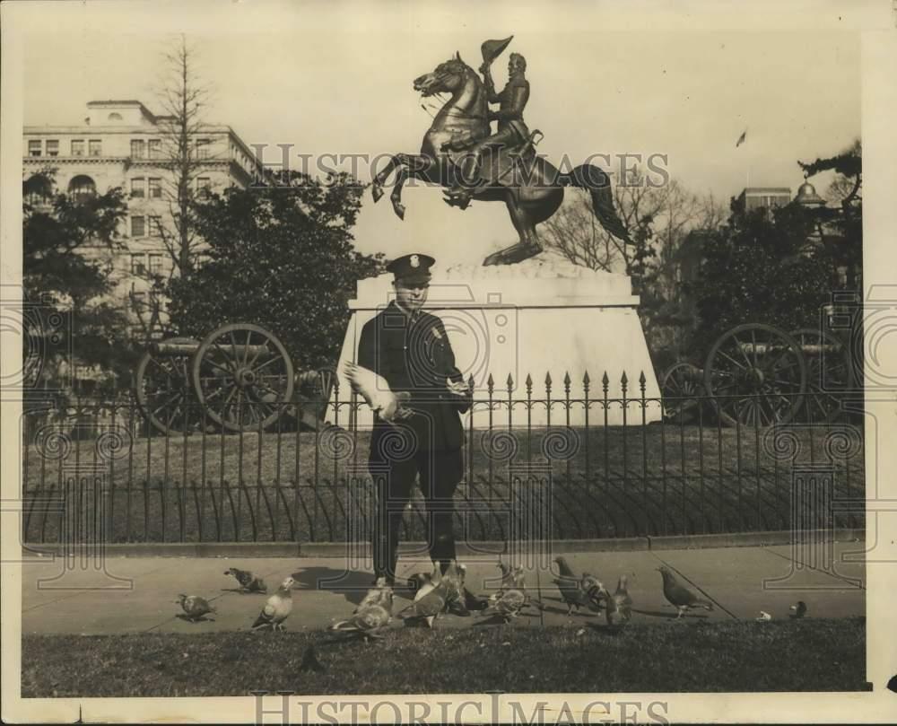 1929 Press Photo E.D. Cooke Feeds Pigeons in Front of Gen. Jackson\'s Statue