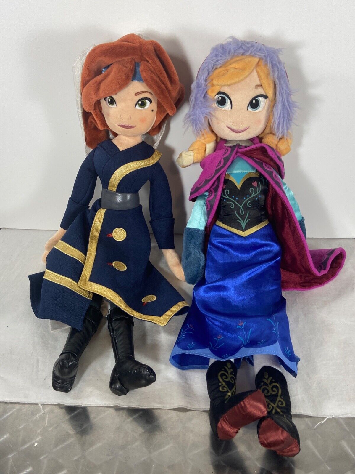 2 Frozen Disney dolls 19\