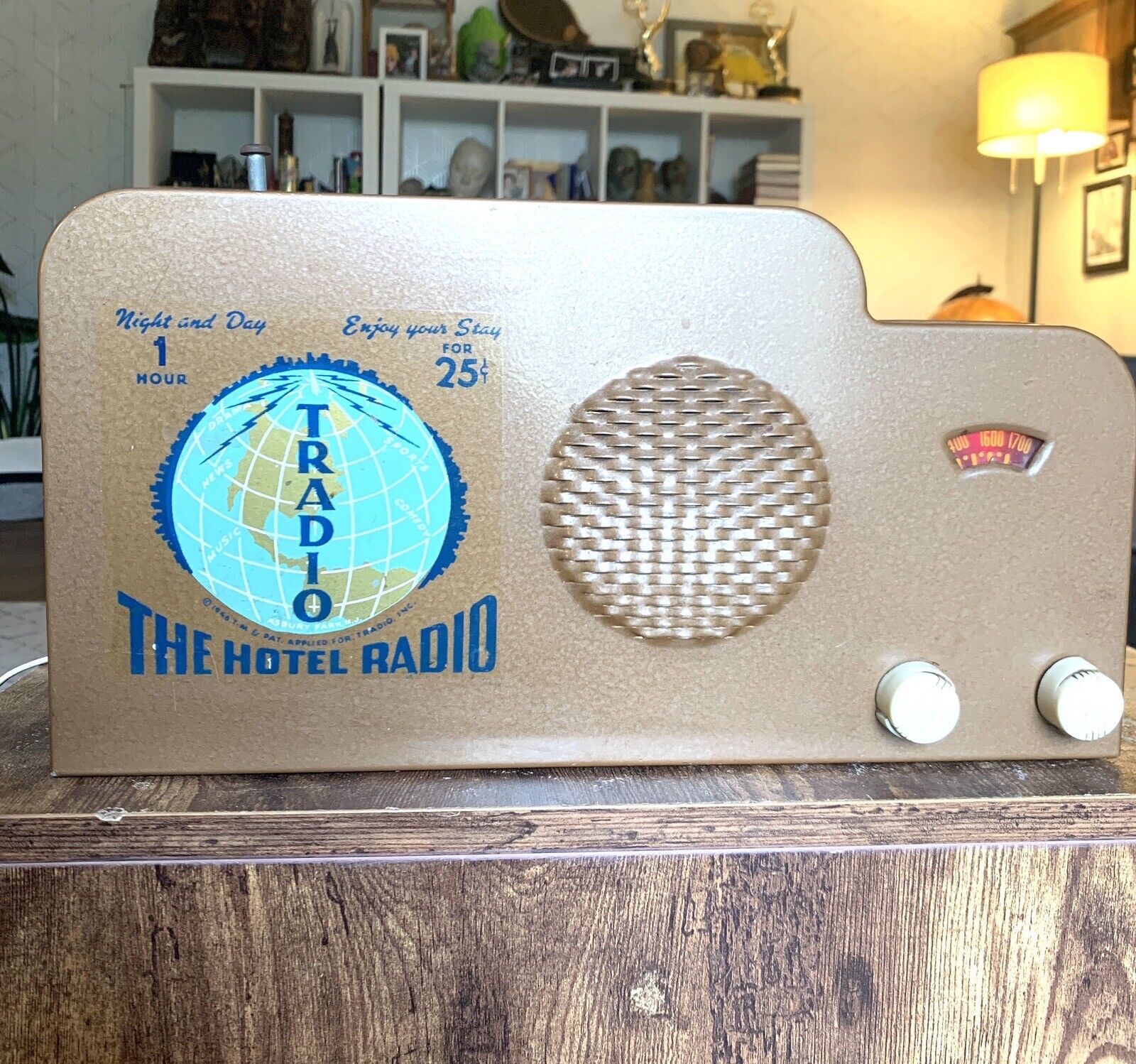 Tradio T-U6 Antique Vintage Tube Hotel Radio - Coin OP, Working