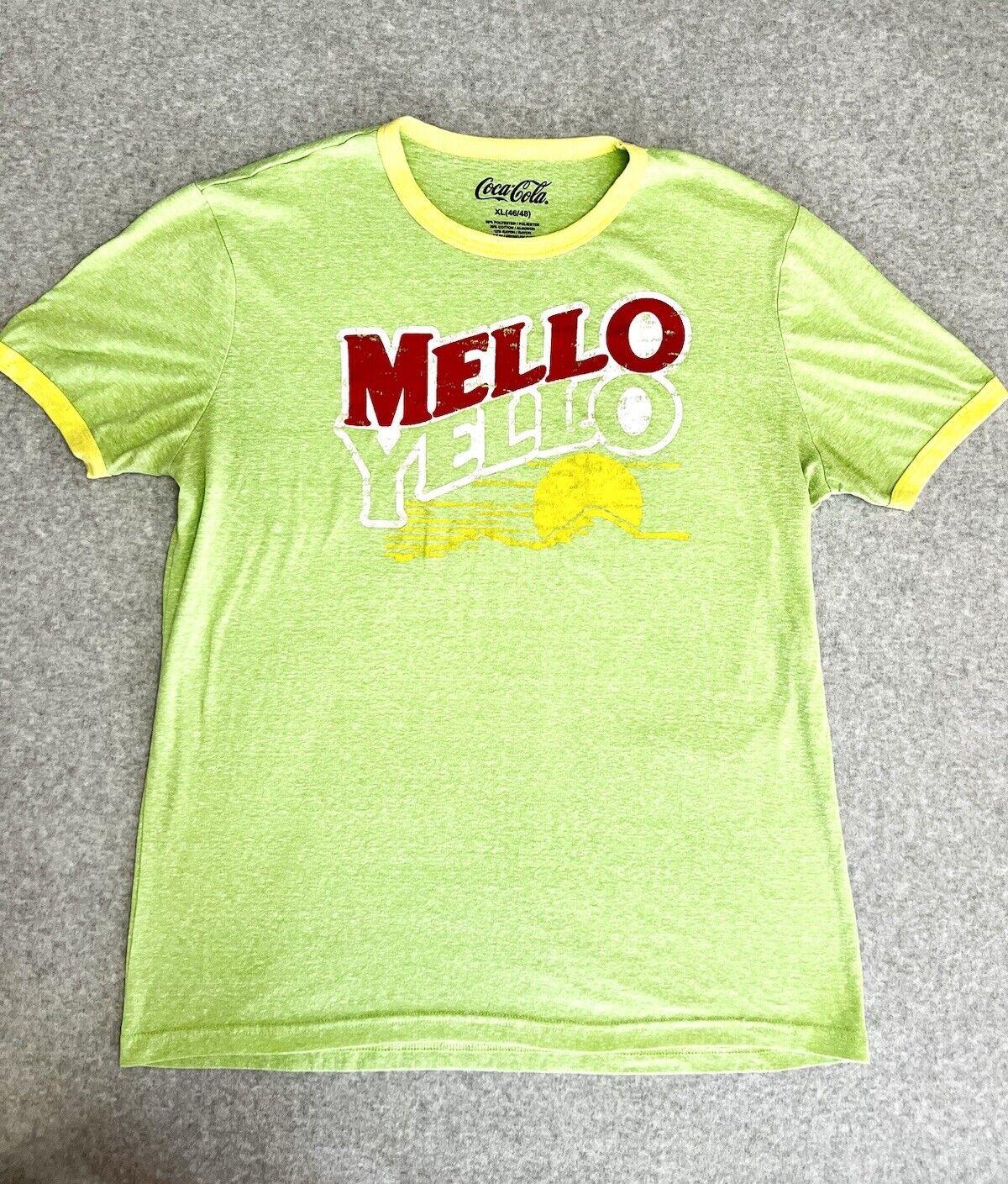 Classic Vintage Retro Mello Yellow Brand Coca-Cola Soda Ad T-Shirt Size X-Large