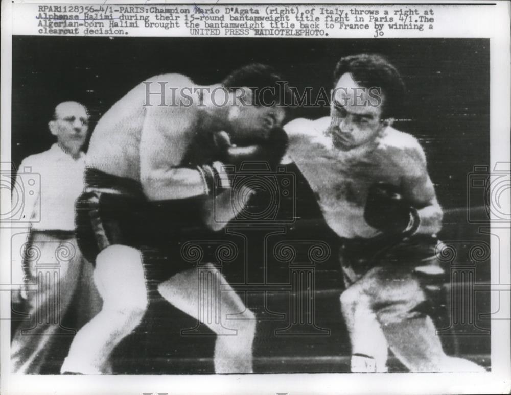 1957 Press Photo Mario D'Agata vs Alphonse Halimi in Paris boxing bout