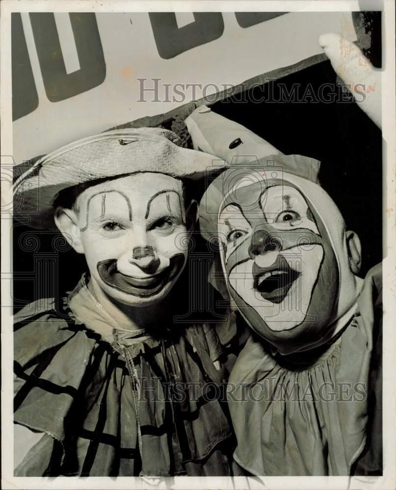 1963 Press Photo Clowns Cogo and Freddy find plenty to laugh about. - lra35087