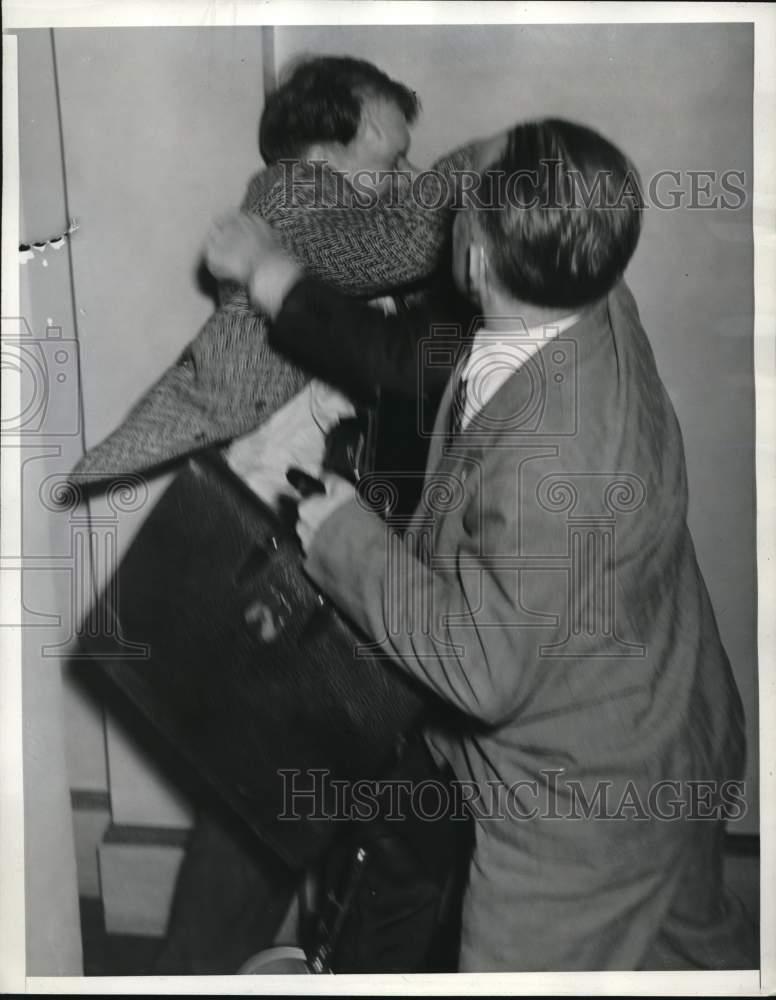 1940 Press Photo Photographer is attacked by Fred Lang at a court appearance