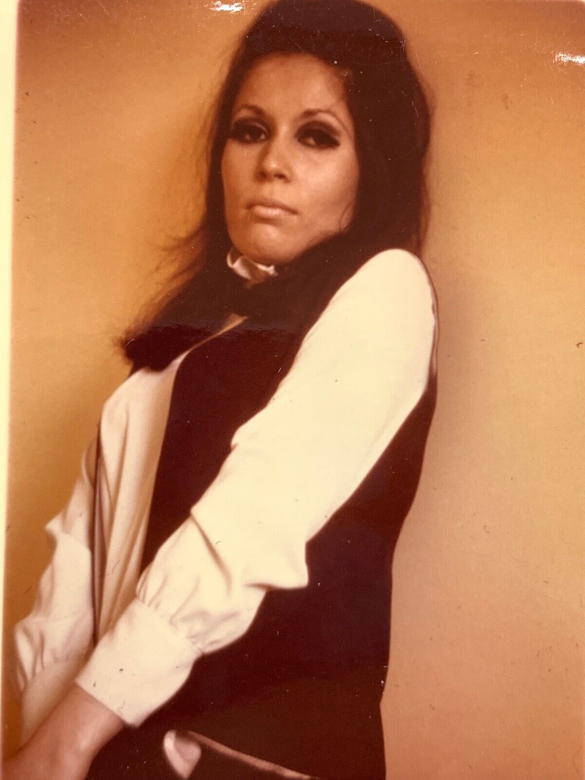 (AeD) FOUND PHOTO Photograph Snapshot Beautiful Brunette Sexy Posing  1969 Woman