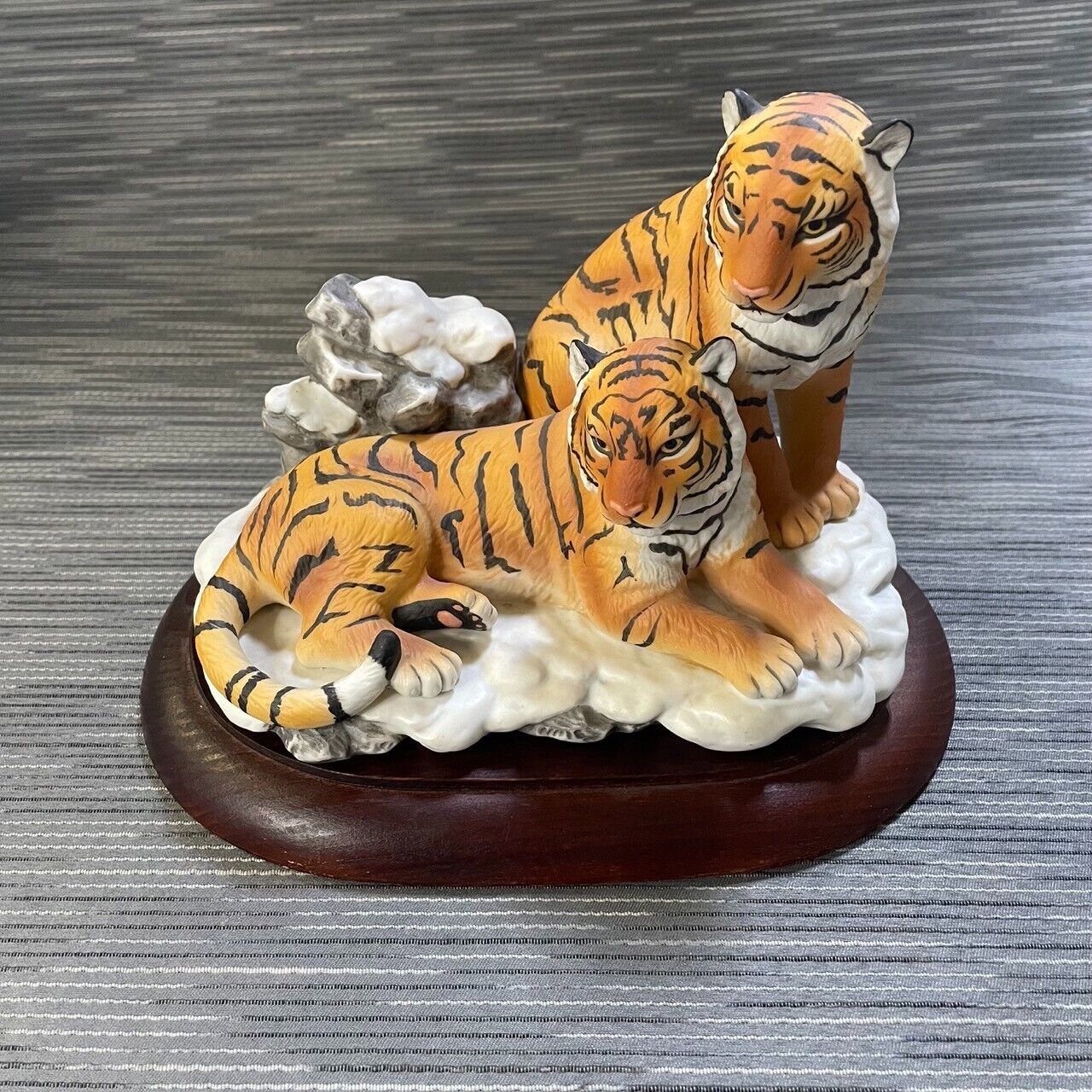 1996 Home Interiors & Gifts Siberian Tigers Endangered Species w/ Wood Pedestal