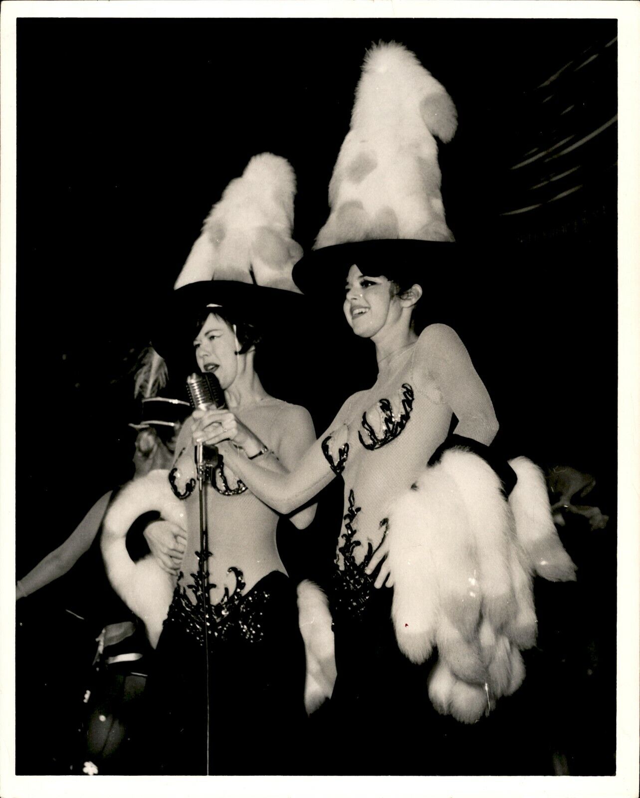 LG904 \'65 Original Photo GORGEOUS MERMAID SHOWGIRLS Glamorous Performance Ladies