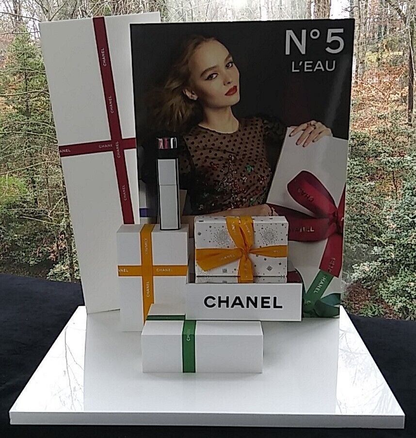 CHANEL No.5  Store Holiday Counter Perfume Display feature Lily-Rose Depp 2017 