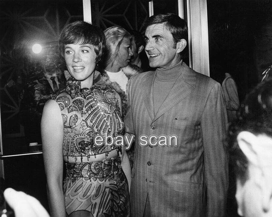 JULIE ANDREWS CANDID AT PARTY    8X10 PHOTO  35