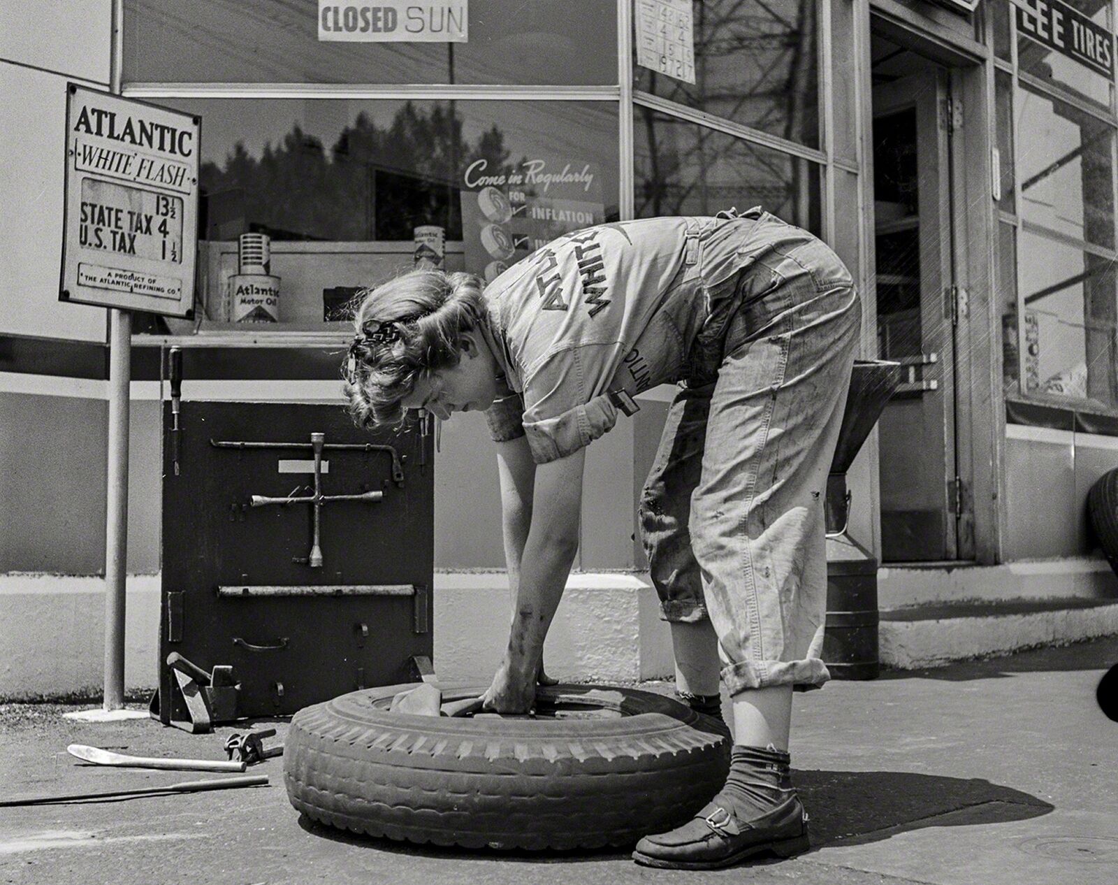 1943 Female Tire Buster Gas Station PHOTO  (167-B)