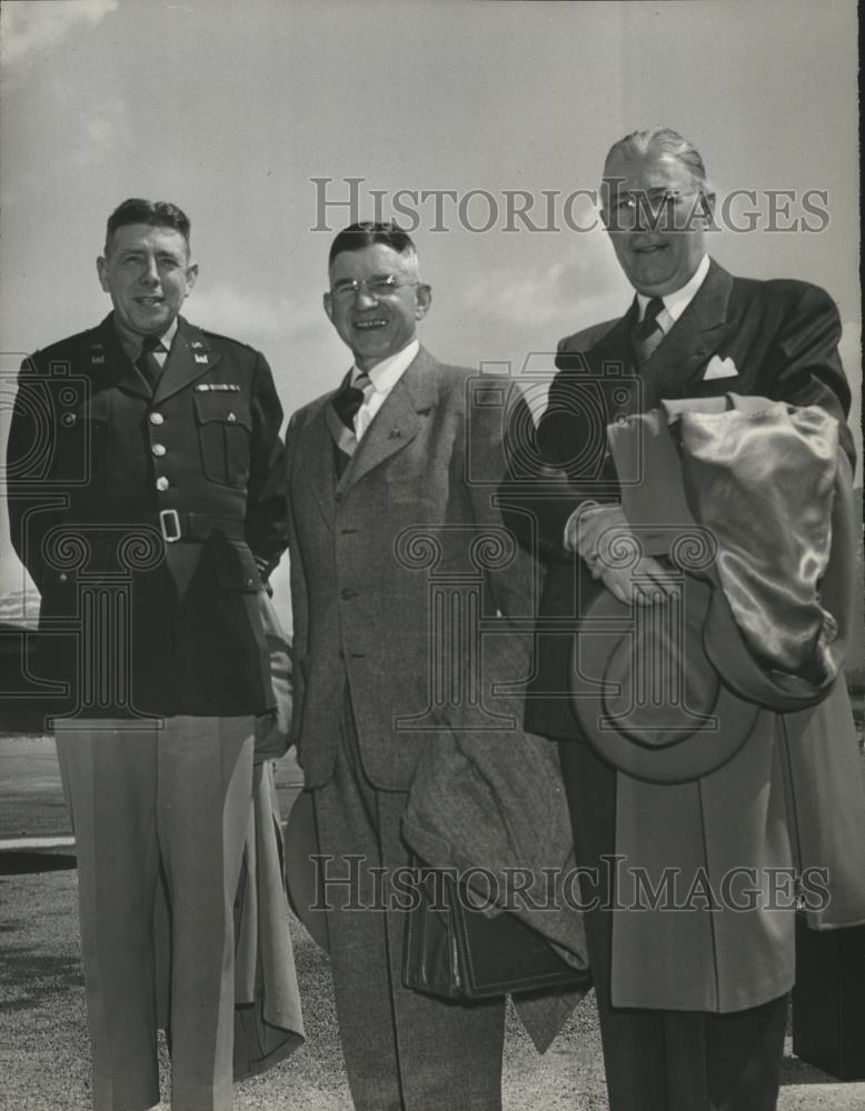 1950 Press Photo Oregon governor Douglas McKay with Col O.E. Walsh & Herb Pest