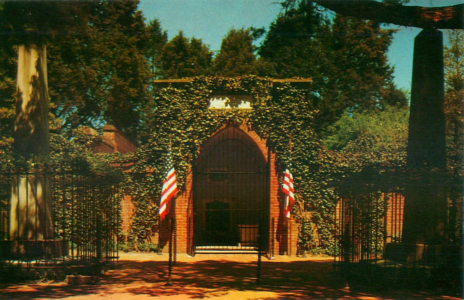 The Washington Tomb at Mount Vernon Vintage Unposted NOS Postcard