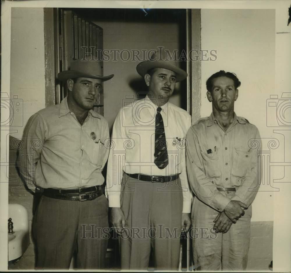 Press Photo 2 Texas Sheriffs With Handcuffed Brownsville Shooting Suspect