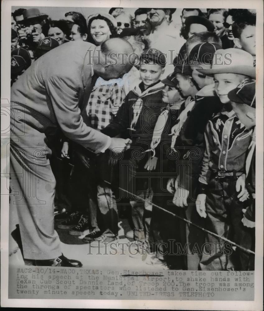 1952 Press Photo of Gen Dwight Eisenhower greeting cub scouts in Waco, Texas.