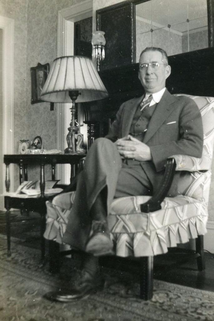 N390 Vtg Photo GENTLEMAN IN HIS HOME c 1930's 1940's