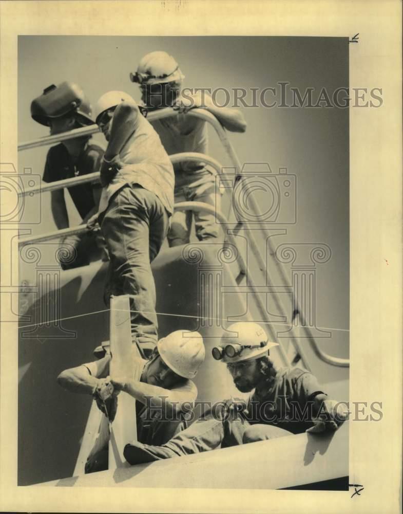 1990 Press Photo Workers Build New Icebreaker At North American Shipbuilders