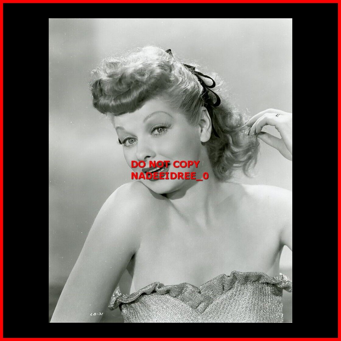LUCILLE BALL IN CUTE FLIRTY POSE  1947 PORTRAIT  LURED 8X10 PHOTO